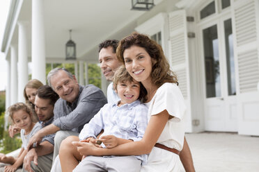 Familie entspannt sich auf der Veranda - CAIF03373