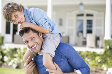 Vater und Sohn spielen vor dem Haus - CAIF03401