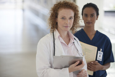 Arzt und Krankenschwester stehen im Flur - CAIF03425