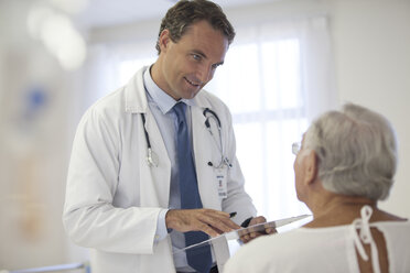 Arzt im Gespräch mit älterem Patienten im Krankenhaus - CAIF03431
