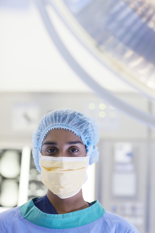 Chirurg im Operationssaal stehend, lizenzfreies Stockfoto