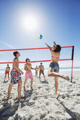 Freunde spielen Beachvolleyball - CAIF03516