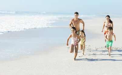 Familie läuft am Strand - CAIF03593