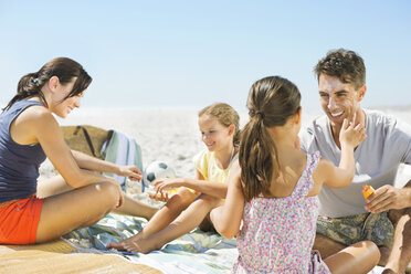 Familie entspannt am Strand - CAIF03603