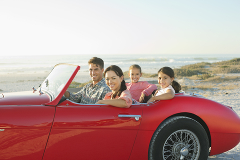 Familie im Cabrio am Strand, lizenzfreies Stockfoto