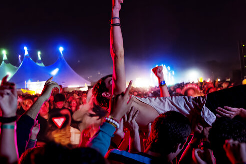 Mann beim Crowdsurfen auf einem Musikfestival - CAIF03626