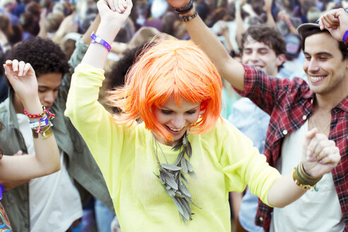 Frau mit Perücke tanzt auf einem Musikfestival - CAIF03638