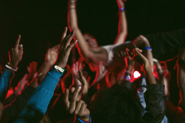 Mann beim Crowdsurfen auf einem Musikfestival - CAIF03644