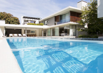 Modern house and swimming pool - CAIF03672