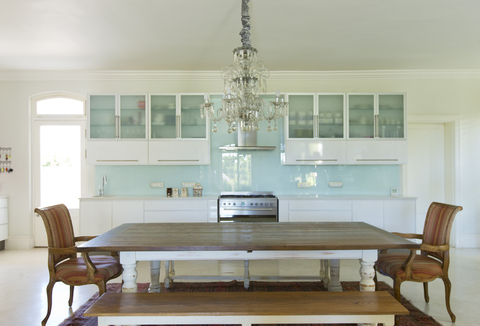 Kronleuchter über Holztisch in Küche, lizenzfreies Stockfoto