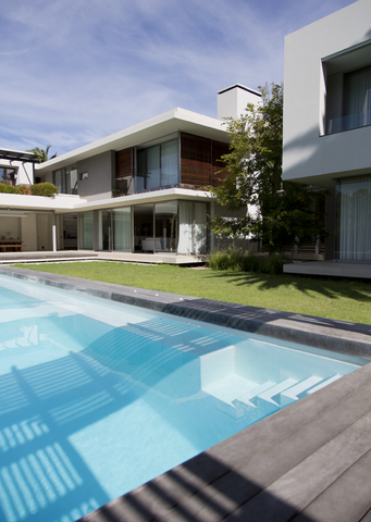 Modernes Haus und Schwimmbad, lizenzfreies Stockfoto