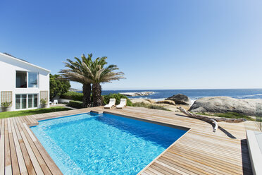 Luxuriöser Swimmingpool mit Meerblick - CAIF03694