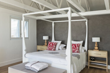 Canopy bed in luxury bedroom - CAIF03699