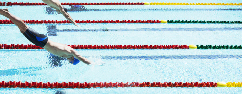 Schwimmer tauchen in den Pool - CAIF03714