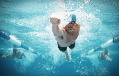 Schwimmer, die im Pool um die Wette schwimmen - CAIF03718