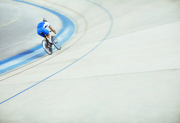 Bahnradfahrer fährt im Velodrom - CAIF03723