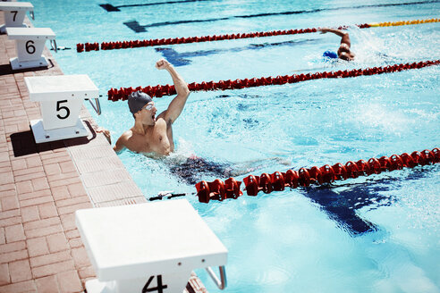 Schwimmer feiert im Pool - CAIF03725