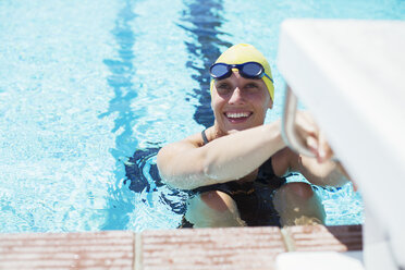 Schwimmerin bereit für den Start im Schwimmbad - CAIF03734