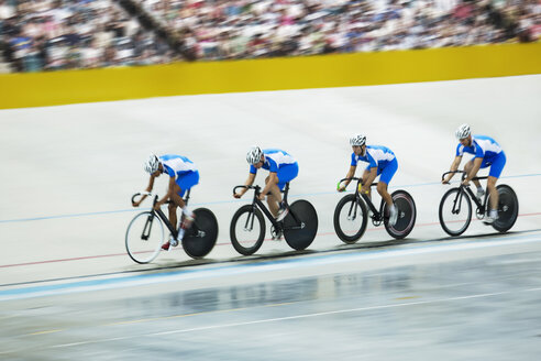 Bahnradteam fährt im Velodrom - CAIF03735