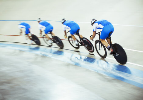 Bahnradteam fährt im Velodrom - CAIF03742