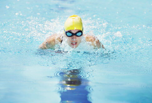 Schwimmer mit Schwimmbrille im Schwimmbad - CAIF03743