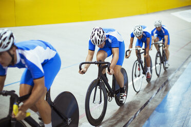 Bahnradteam fährt im Velodrom - CAIF03745