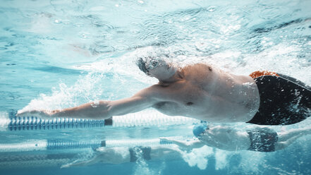 Schwimmer, die im Pool um die Wette schwimmen - CAIF03753