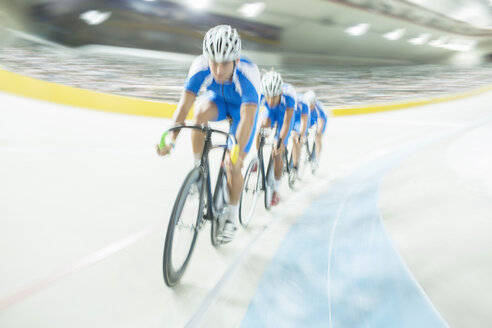 Bahnradteam fährt im Velodrom - CAIF03756