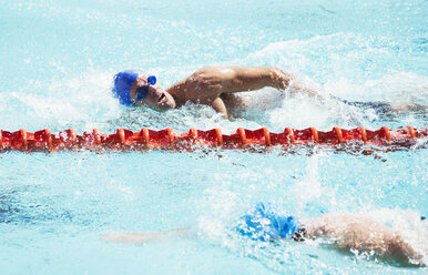 Schwimmer, die im Pool um die Wette schwimmen - CAIF03758