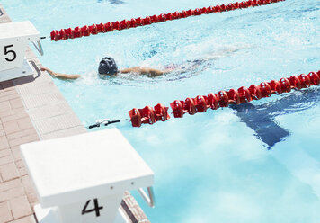 Schwimmer berührt den Beckenrand - CAIF03760