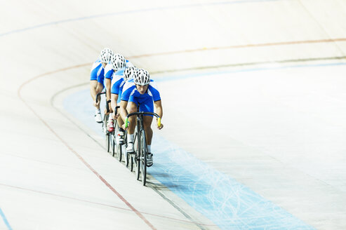 Bahnradteam fährt im Velodrom - CAIF03761