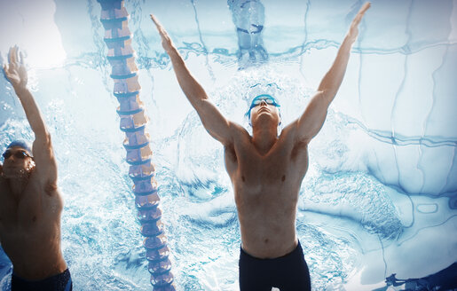 Schwimmer, die im Pool um die Wette schwimmen - CAIF03765