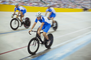 Bahnradteam fährt im Velodrom - CAIF03768