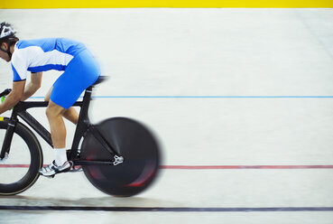 Bahnradfahrer im Velodrom - CAIF03772