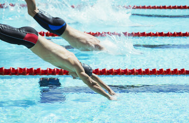 Schwimmer tauchen in den Pool - CAIF03774