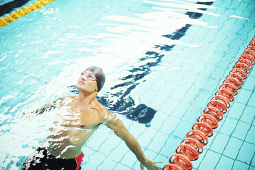 Schwimmer auf dem Rücken im Schwimmbecken - CAIF03788