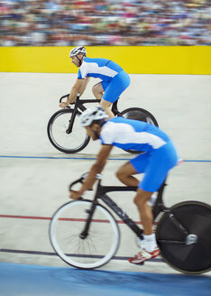 Bahnradfahrer fahren im Velodrom - CAIF03790