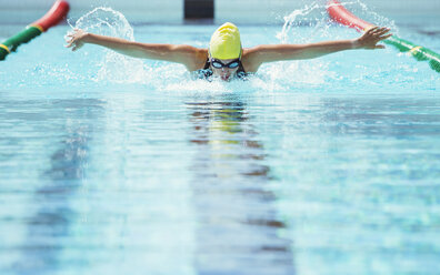 Schwimmer im Schwimmbecken - CAIF03791