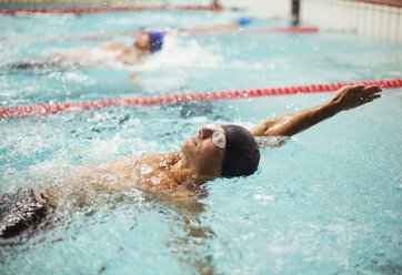 Schwimmer beim Rückenschwimmen im Schwimmbad - CAIF03795