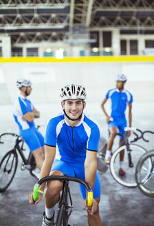 Porträt eines Bahnradfahrers im Velodrom - CAIF03796