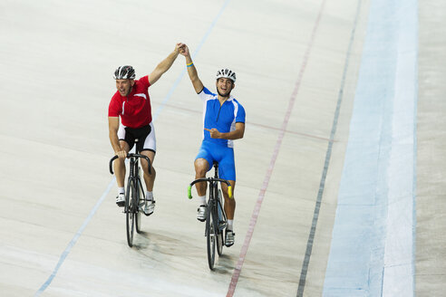 Bahnradfahrer feiern im Velodrom - CAIF03799