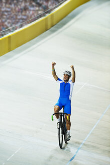 Bahnradfahrer beim Feiern im Velodrom - CAIF03804