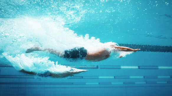 Schwimmer, die im Pool um die Wette schwimmen - CAIF03805