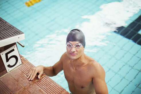 Porträt eines Schwimmers, der am Beckenrand steht - CAIF03809