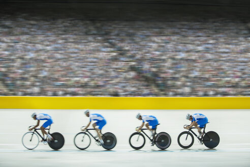 Bahnradteam fährt im Velodrom - CAIF03811