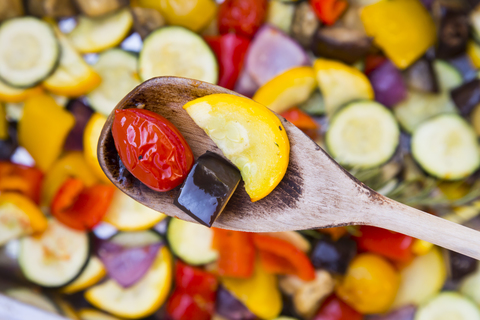 Mediterranes Ofengemüse auf Holzlöffel, lizenzfreies Stockfoto