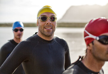 Triathleten im Neoprenanzug lächelnd im Wasser - CAIF03836