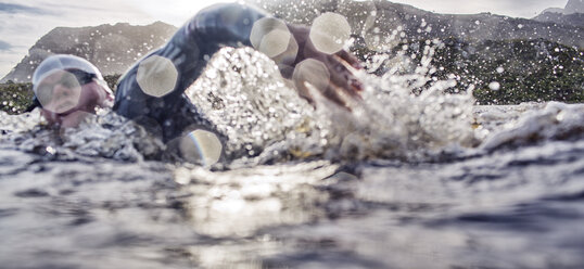 Triathleten schwimmen im Rennen - CAIF03872