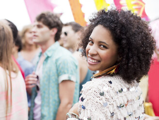 Porträt einer lächelnden Frau bei einem Musikfestival - CAIF03887