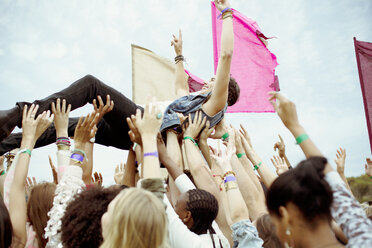 Mann beim Crowdsurfen auf einem Musikfestival - CAIF03892